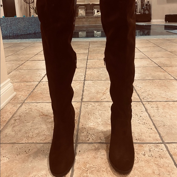 BROWN SUEDE TALL LEILA STONE BRAND NEW BOOTS. Inside side zipper! - Picture 4 of 13